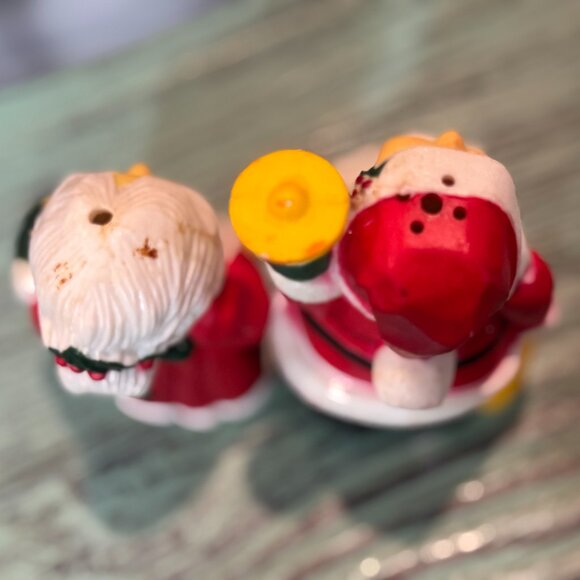 Santa & Mrs Claus Plastic Salt and Pepper Shakers Christmas Decor - Picture 4 of 4